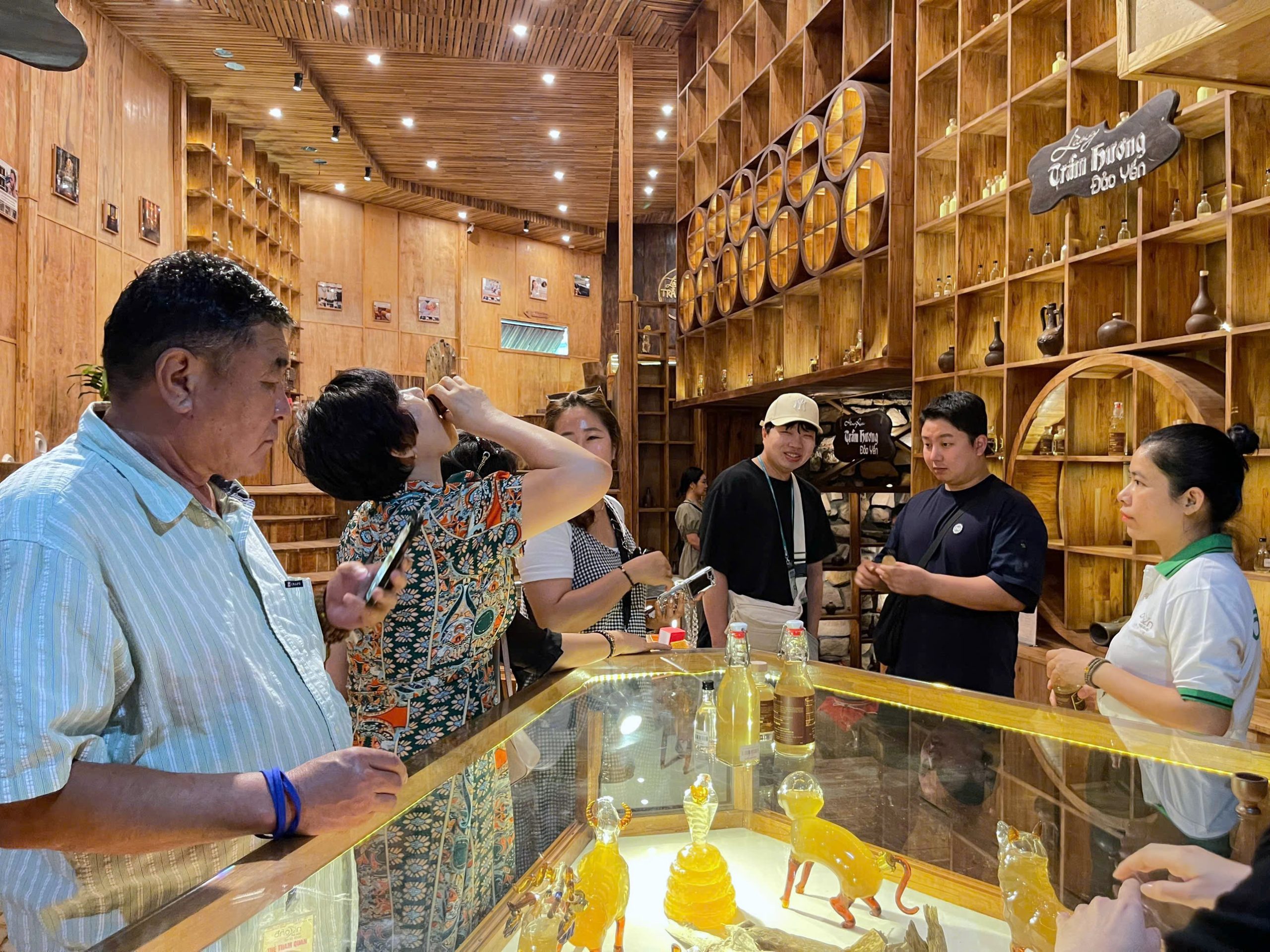 Câu rượu trầm hương Phú Quốc